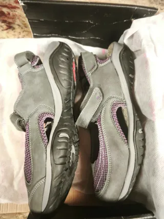 Sandalias Chiruca grises y moradas nuevas