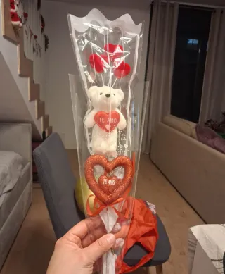 Oso de peluche con rosas y corazón Te Amo