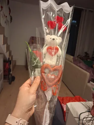 Oso de peluche con rosas y corazón Te Amo