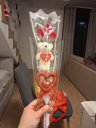 Oso de peluche con rosas y corazón Te Amo