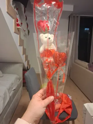 Oso de peluche con rosas y corazón Te Amo