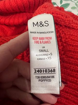 Jersey cuello alto rojo trenzado