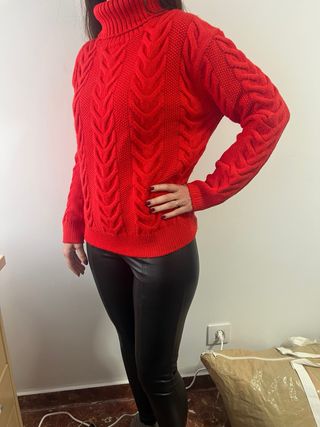 Jersey cuello alto rojo trenzado