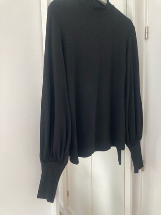 Jersey negro cuello alto manga abullonada