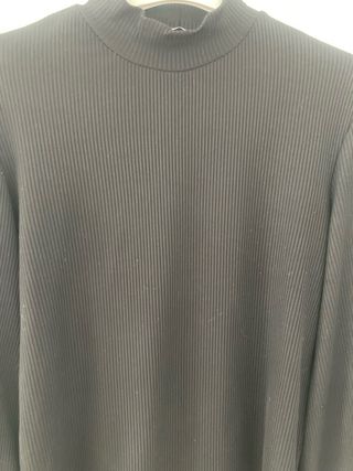 Jersey negro cuello alto manga abullonada