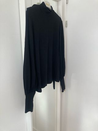Jersey negro cuello alto manga abullonada