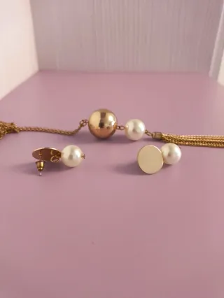 Collar y pendientes dorados con perlas