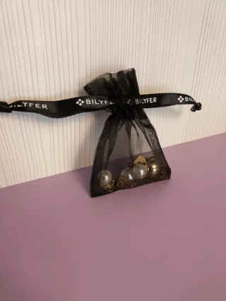 Collar y pendientes dorados con perlas