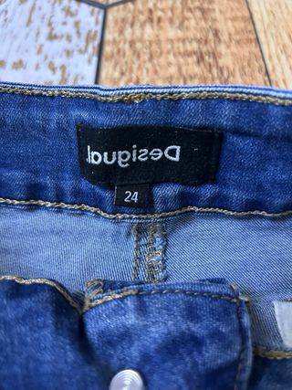 Shorts Desigual vaqueros bordados