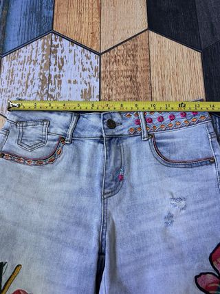 Shorts Desigual vaqueros bordados