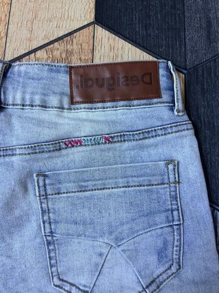 Shorts Desigual vaqueros bordados