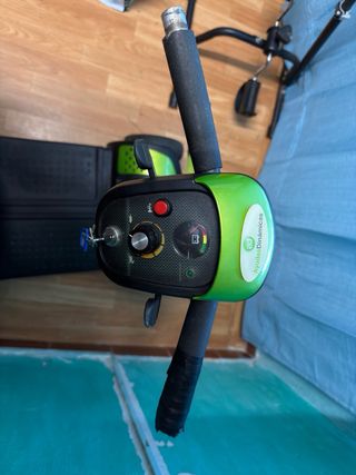 Scooter eléctrico verde y negro