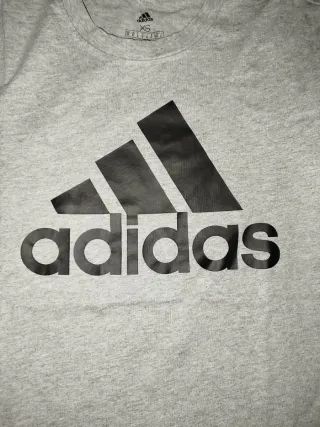 Camiseta Adidas gris logo grande