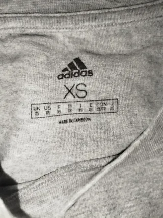 Camiseta Adidas gris logo grande