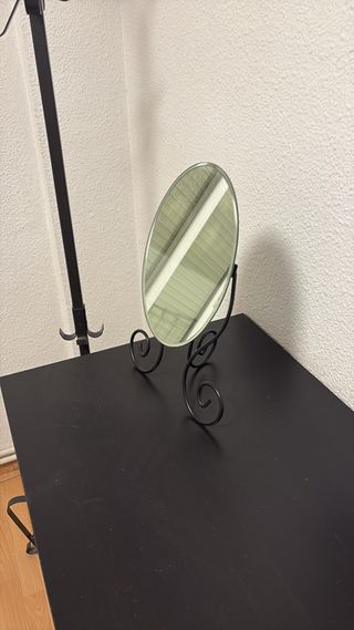 Espejo de mesa ovalado de metal