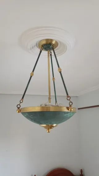 Lámpara de techo dorada y verde