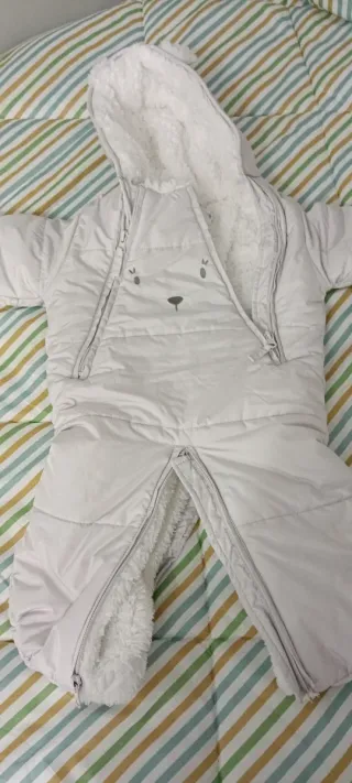 Buzo de bebé blanco con diseño de oso