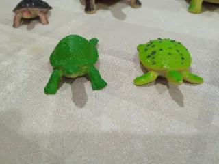 Lote de tortugas de juguete.