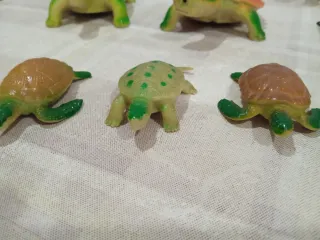 Lote de tortugas de juguete.