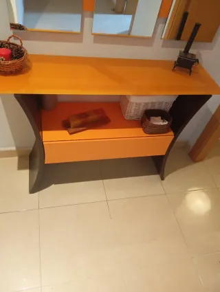 Recibidor moderno con espejo y consola