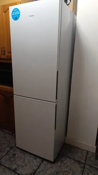 Refrigerador blanco, solo funciona el congelador.