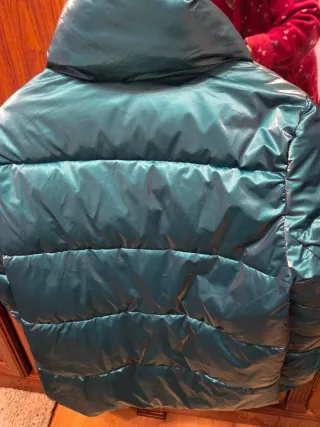 Plumífero azul brillante