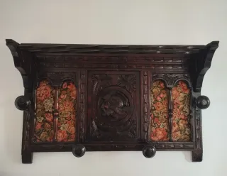 Perchero madera tallado con tela floral en Cunit (