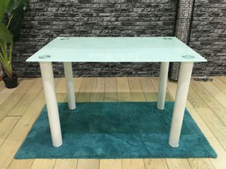 Mesa de cristal con 4 sillas blancas