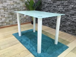 Mesa de cristal con 4 sillas blancas