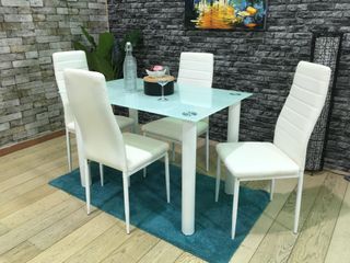 Mesa de cristal con 4 sillas blancas