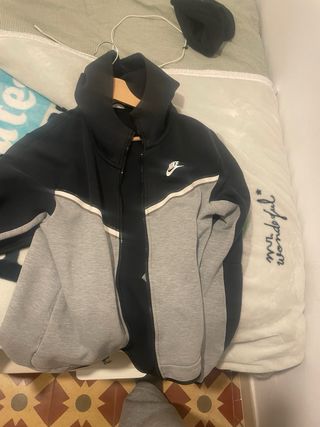 Chaqueta Nike Tech Fleece Negra y Gris