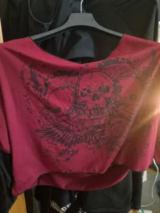 Camiseta Top Estampado Calaveras Rosas