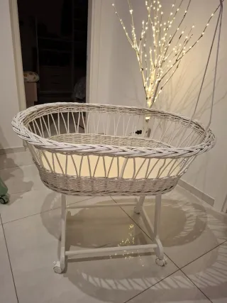 Culla vimini bianca con rotelle