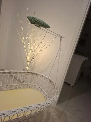 Culla vimini bianca con rotelle