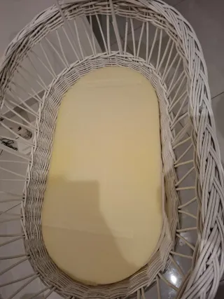 Culla vimini bianca con rotelle