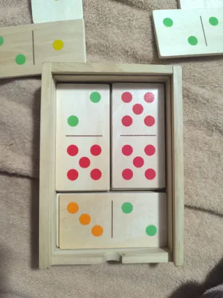 Dominó de animales de madera