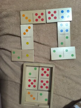 Dominó de animales de madera