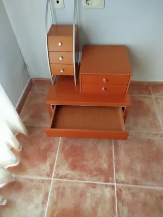 Mesita de noche color cerezo con cajones