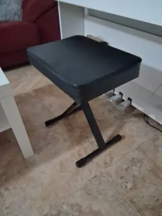 Piano blanco digital con banqueta