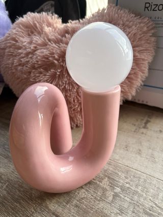 Lámpara de mesa rosa y blanca