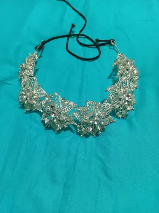 Tocado y pendientes florales plateados