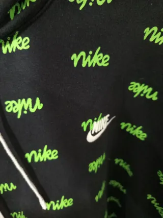Sudadera Nike Negra con Estampado Verde