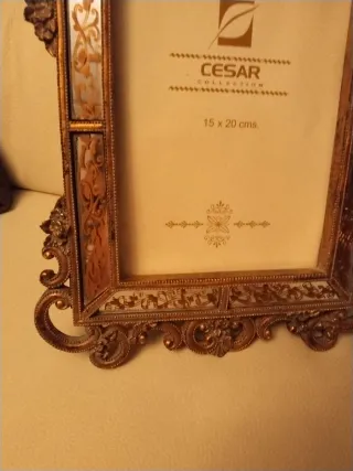 Marco de fotos decorativo dorado