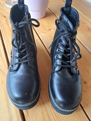 Botas negras con tachuelas Talla 35