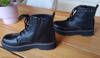 Botas negras con tachuelas Talla 35