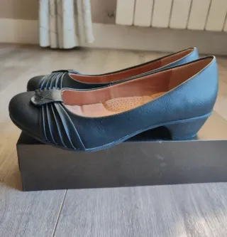 Zapatos de tacón bajo negros!