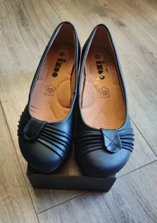 Zapatos de tacón bajo negros!