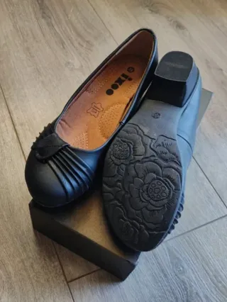 Zapatos de tacón bajo negros!