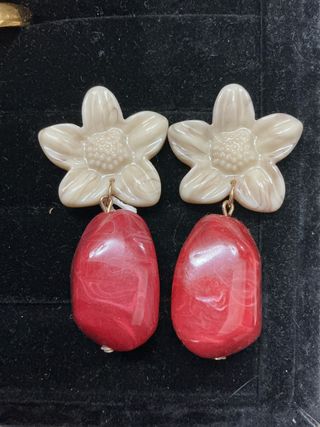 Pendientes flor beige y gota roja