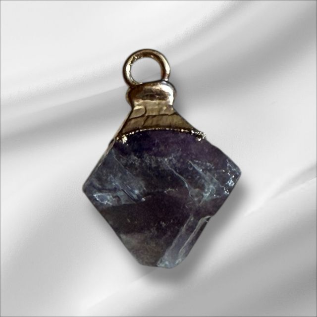 Colgante de fluorita con baño de oro